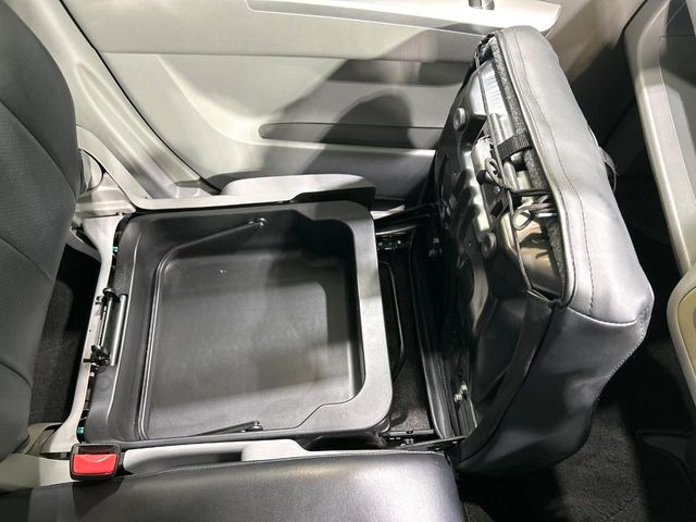 【シートアンダーボックス】シートの下に大容量の収納スペースが備わっており、靴や洗車グッズなど、外から見られたくないものをすっきり収納できて便利!