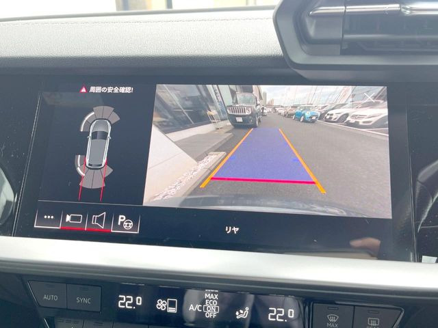 ●ガイドライン付きバックカメラ:不安な駐車もこれで安心!ガイドライン付きなので狭い箇所での駐車もラクラクです!