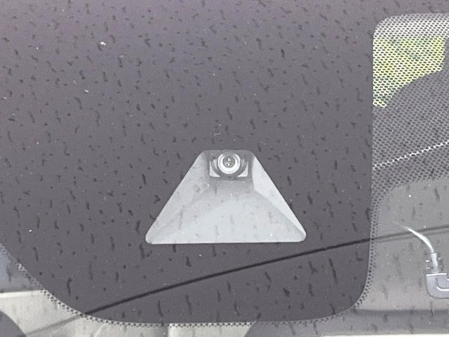 【インテリジェントエマージェンシーブレーキ】走行中に前方の車両等を認識し、衝突しそうな時は警報とブレーキで衝突回避と被害軽減をアシスト。より安全にドライブをお楽しみいただけます。