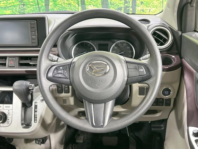 �C���e���A�ɍ��킹���f�U�C���̃X�e�A�����O�́A�^�]�������̂��Ƃ��l���A�^�]���₷���`��A�傫���ł��B�����x�A���ۂɐG���Ă��m���߂��������B