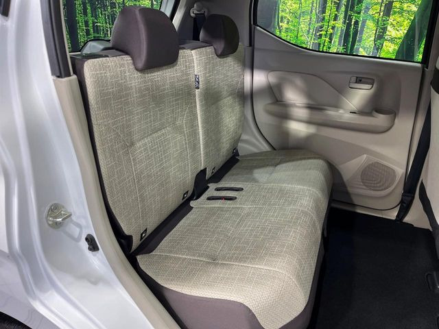 後部座席も気になるようなキズ・汚れやへたり等、大きなダメージはなく、良好な状態です。