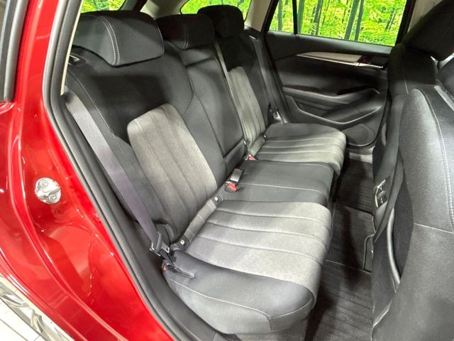後部座席も気になるようなキズ・汚れやへたり等、大きなダメージはなく、良好な状態です。