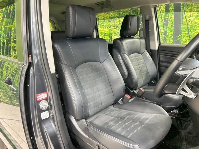 【ハーフレザーシート】高級感と座り心地を両立した人気のシート♪背面・座面のファブリック素材は、通気性の良さや滑りにくさに優れています。気温や服装に左右されず快適にお乗りいただけます。