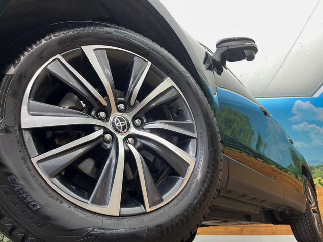 【純正18インチアルミホイール】外観にマッチした純正アルミホイールを装着しております。各種社外アルミホイールや、スタッドレスタイヤも取扱いしております。是非ご相談ください♪