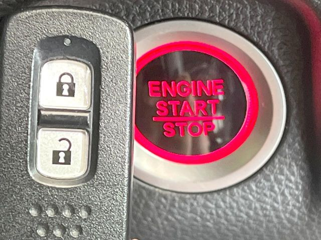 【Hondaスマートキー】カバンやポケットに入れたままでもドアの施錠・解錠が可能なスマートキーを装備。エンジンのオン・オフ時もカギを取り出す必要が無いからとっても便利です♪