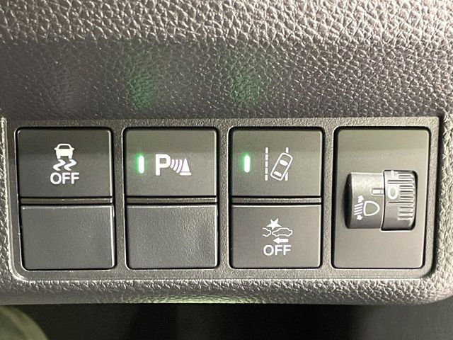 【ホンダセンシング】走行中に前方の車両等を認識し、衝突しそうな時は警報とブレーキで衝突回避と被害軽減をアシスト。より安全にドライブをお楽しみいただけます。