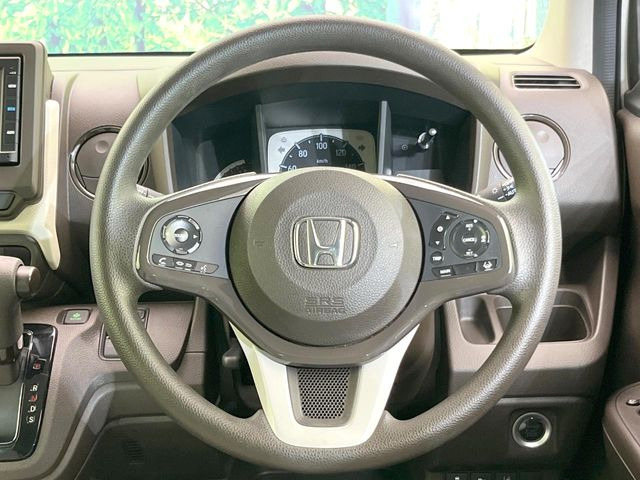 �C���e���A�ɍ��킹���f�U�C���̃X�e�A�����O�́A�^�]�������̂��Ƃ��l���A�^�]���₷���`��A�傫���ł��B�����x�A���ۂɐG���Ă��m���߂��������B