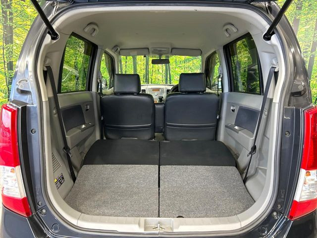 積み下ろしのしやすいデッキにはたっぷりと荷物を積み込んでいただけます。遊びから仕事まで、様々なシーンで頼れます♪