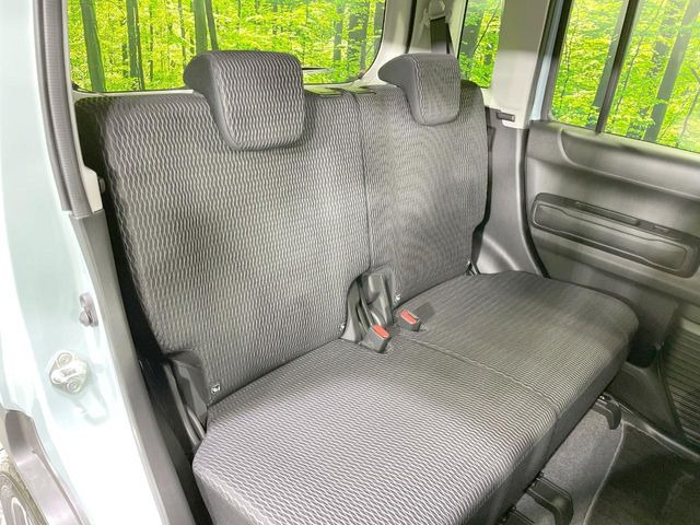 後部座席も気になるようなキズ・汚れやへたり等、大きなダメージはなく、良好な状態です。