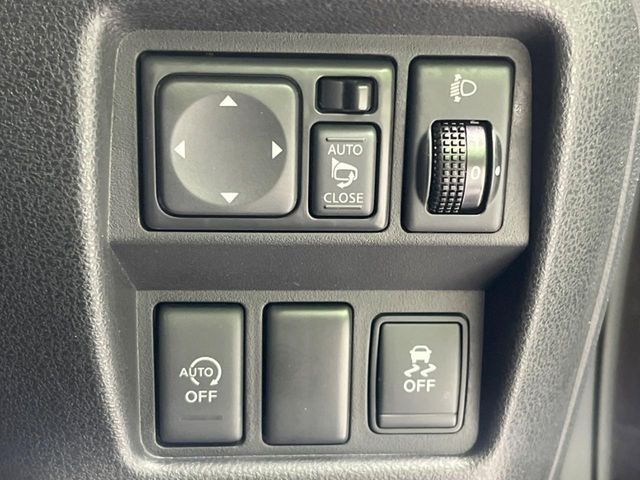 【電動格納ミラー】サイドミラーは電動格納式となっており、狭い駐車場でもキズがつくリスクを抑えられます。