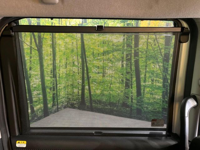 【ロールシェード】日差しや車外からの光が眩しいときにサッと引き出して使える、ロール格納タイプのサンシェードを装備。後席に乗ったお子様がウトウトしだした時など、ぜひご活用ください♪