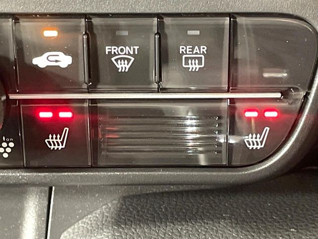 【シートヒーター】寒い日に重宝するシートヒーター!エアコンより早く温まってくれるので寒がりの人も安心ですね♪エアコンの温風は乾燥するから苦手、という方にもをおすすめです。