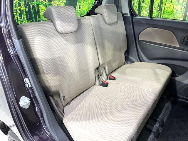 後部座席も気になるようなキズ・汚れやへたり等、大きなダメージはなく、良好な状態です。