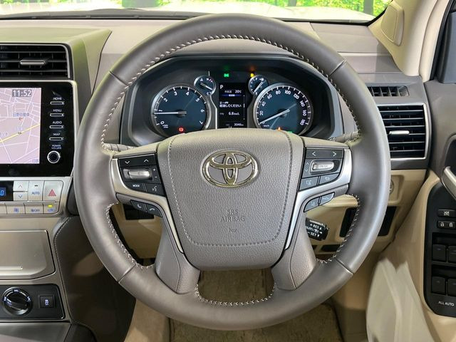 【純正革巻きステアリング】上質な革を使用することで、手にしっかり馴染みとても運転しやすいハンドルです♪