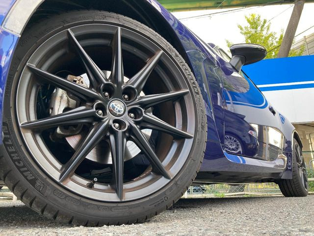 �y�O���[�h��p����18�C���`�A���~�z�C�[���z�f�U�C�����̍��������A���~�z�C�[���𑕒����Ă���܂��B�e��ЊO�A���~�z�C�[����A�X�^�b�h���X�^�C�����戵�����Ă���܂��B���񂲑��k����������