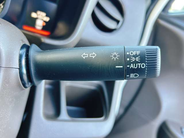 【オートライト】車外の明るさを検知して、自動的にヘッドライトを点灯してくれます♪トンネルを走行する際にも、自動的に点灯してくれて便利な装備の1つです♪
