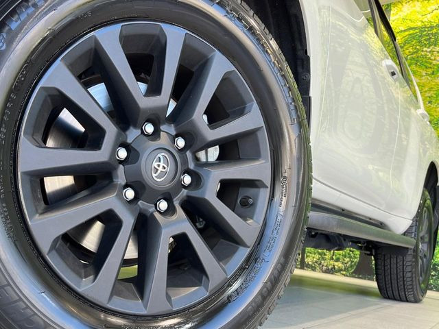 【純正18インチアルミホイール】外観にマッチした純正アルミホイールを装着しております。各種社外アルミホイールや、スタッドレスタイヤも取扱いしております。是非ご相談ください♪