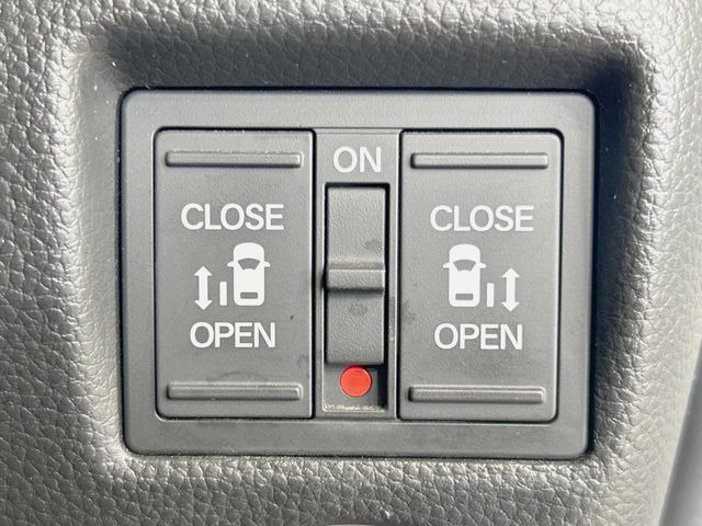 【両側パワースライドドア】スマートキーや運転席のスイッチで後席両側スライドドアの開閉が可能♪電動だから力を入れてドアを開ける必要が無く、小さなお子様でも簡単に開け閉めでき快適です♪