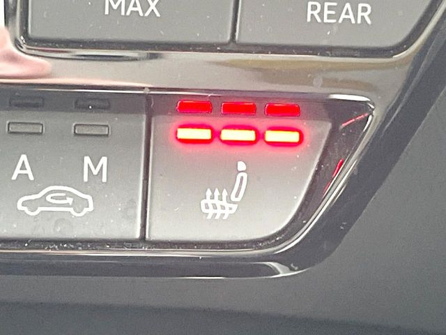 ●フロントシートヒーティング:運転席・助手席共に三段階で調節が可能なシートヒーターを装備しております。季節を問わず快適にご使用いただけます。