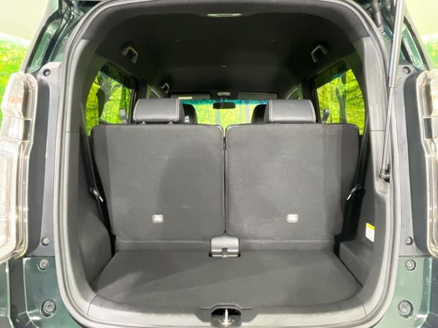 普段のお買い物や通勤、送迎等に十分な荷室スペースを確保しております。セカンドシートを倒すと、大きな荷物の積載も可能です♪