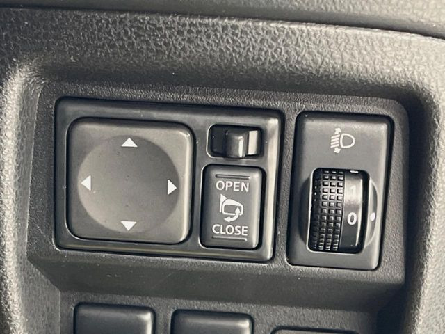 【電動格納ミラー】サイドミラーは電動格納式となっており、狭い駐車場でもキズがつくリスクを抑えられます。