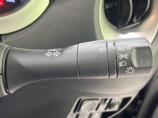 【オートライト】周りの明るさに応じて自動でヘッドライトの点灯・消灯ができる機能です!ライトの付け忘れ・消し忘れなどが無くなり、雨の日や夕方の走行も安心!トンネル通過時も便利ですね♪