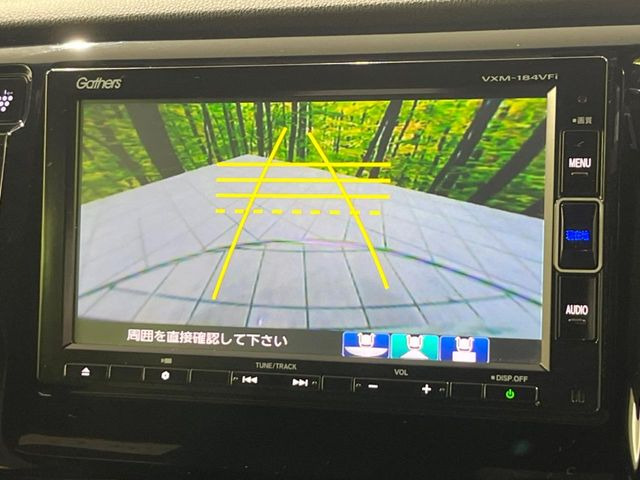 【バックカメラ】駐車時に後方がリアルタイム映像で確認できます。大型商業施設や立体駐車場での駐車時や、夜間のバック時に大活躍!運転スキルに関わらず、今や必須となった装備のひとつです!