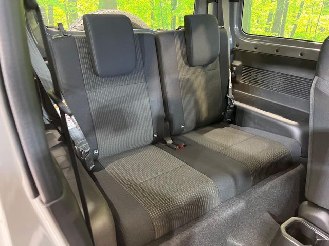 後部座席も気になるようなキズ・汚れやへたり等、大きなダメージはなく、良好な状態です。