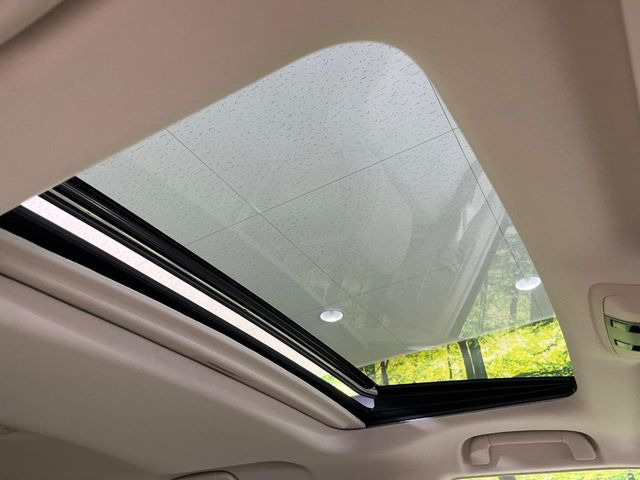 【サンルーフ】開放感たっぷりの希少装備、サンルーフが装着されています!車内に明かりを取り入れたり景色を楽しむ以外にも、車内の空気も簡単に換気できて快適です!