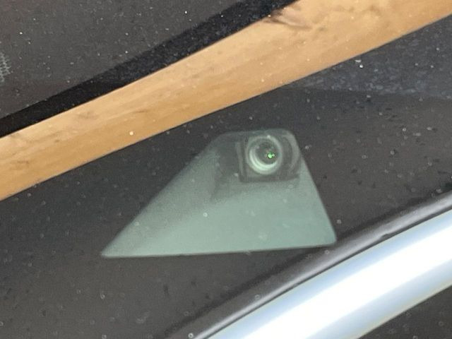 �y�C���e���W�F���g�G�}�[�W�F���V�[�u���[�L�z�t�����g�J�����őO���̎ԗ�����s�҂����m�B�Փ˂������Ȏ��͏Փ˔�Q�y���u���[�L���쓮�A�Փˉ�����T�|�[�g�B�����S�Ƀh���C�u�����y���݂��������܂��B