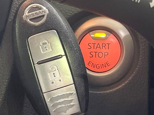 【インテリジェントキー】カバンやポケットに入れたままでもドアの施錠・解錠が可能なスマートキーを装備。エンジンのオン・オフ時もカギを取り出す必要が無いからとっても便利です♪