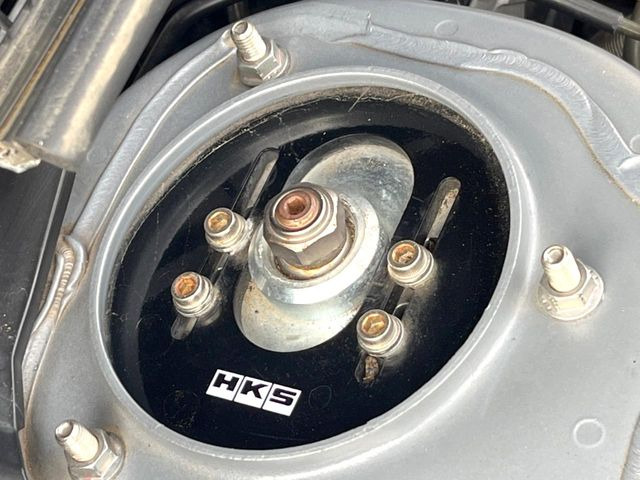 �yHKS�ԍ����z�ԍ����Ⴍ�Ȃ�A�X�^�C���b�V���Ȍ����ڂƂȂ��Ă���܂��B�ԗ��̏d�S�������鎖�ŁA���s���̈��萫�����サ�܂���