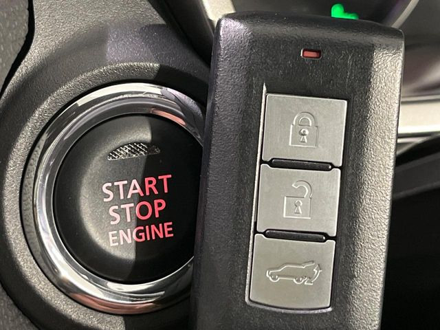 【オペレーションキー】カバンやポケットに入れたままでもドアの施錠・解錠が可能なスマートキーを装備。エンジンのオン・オフ時もカギを取り出す必要が無いからとっても便利です♪