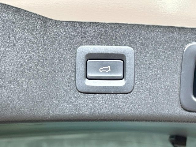 【パワーバックドア】スマートキーや運転席のボタンを押すだけでリアゲートが自動で開閉します!荷物を持っている時や、高い位置にあるバックドアを閉める際に便利な機能です♪