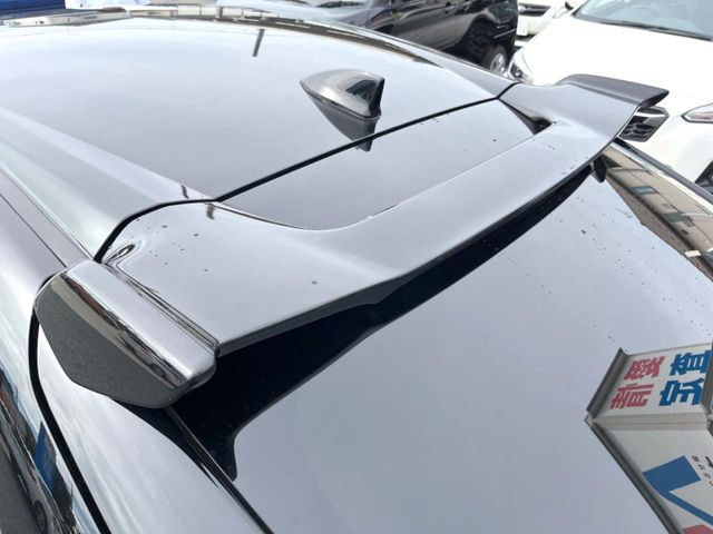 【リヤスポイラー】スポーツカーらしさがグッと引き立つ大型リヤスポイラーを装着♪高速走行時のスタビリティ(走行安定性)向上に役立ちます。