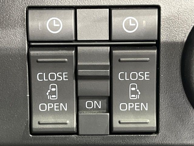 【両側パワースライドドア】スマートキーや運転席のスイッチで後席両側スライドドアの開閉が可能♪電動だから力を入れてドアを開ける必要が無く、小さなお子様でも簡単に開け閉めでき快適です♪