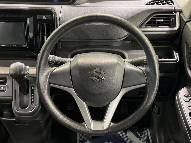 �C���e���A�ɍ��킹���f�U�C���̃X�e�A�����O�́A�^�]�������̂��Ƃ��l���A�^�]���₷���`��A�傫���ł��B�����x�A���ۂɐG���Ă��m���߂��������B