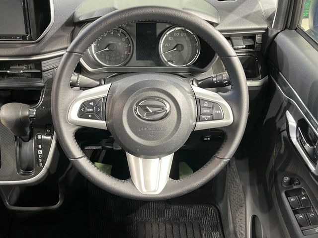 �C���e���A�ɍ��킹���f�U�C���̃X�e�A�����O�́A�^�]�������̂��Ƃ��l���A�^�]���₷���`��A�傫���ł��B�����x�A���ۂɐG���Ă��m���߂��������B