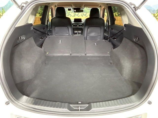 後席を格納すると、これだけの広さが!シーンに合わせたシートアレンジで、大きな荷物も積むことが出来ます♪