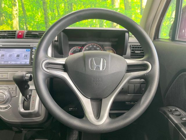 �C���e���A�ɍ��킹���f�U�C���̃X�e�A�����O�́A�^�]�������̂��Ƃ��l���A�^�]���₷���`��A�傫���ł��B�����x�A���ۂɐG���Ă��m���߂��������B