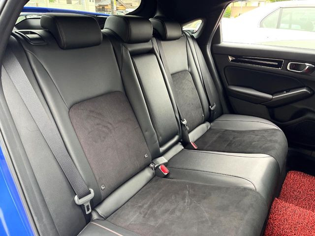 後部座席も気になるようなキズ・汚れやへたり等、大きなダメージはなく、良好な状態です。
