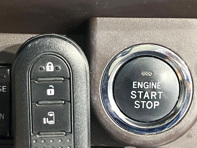 【スマートキー】カバンやポケットに入れたままでもドアの施錠・解錠が可能なスマートキーを装備。エンジンのオン・オフ時もカギを取り出す必要が無いからとっても便利です♪
