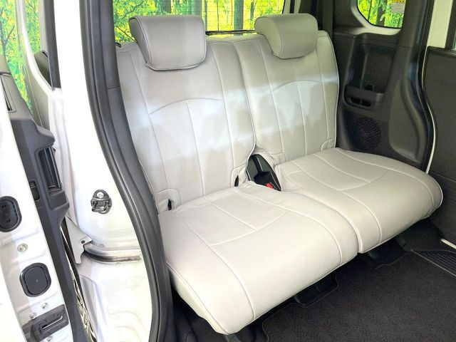 後部座席も気になるようなキズ・汚れやへたり等、大きなダメージはなく、良好な状態です。