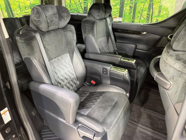 【オットマン付セカンドシート】シートベンチレーション/パワーリクライニング/サイドテーブル等…ファーストクラスで過ごすような満ち足りたひとときを、ご満喫いただけます。