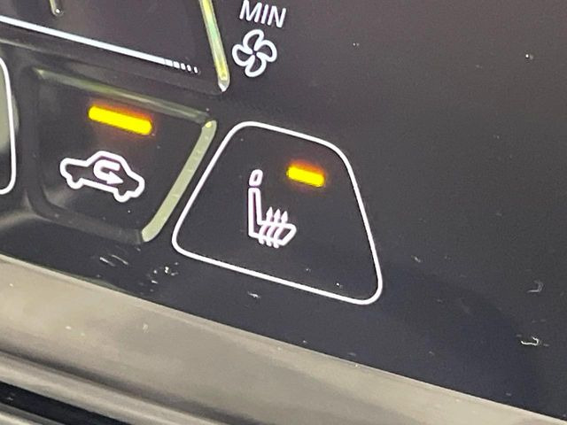 【シートヒーター】寒い日に重宝するシートヒーター!エアコンより早く温まってくれるので寒がりの人も安心ですね♪エアコンの温風は乾燥するから苦手、という方にもをおすすめです。