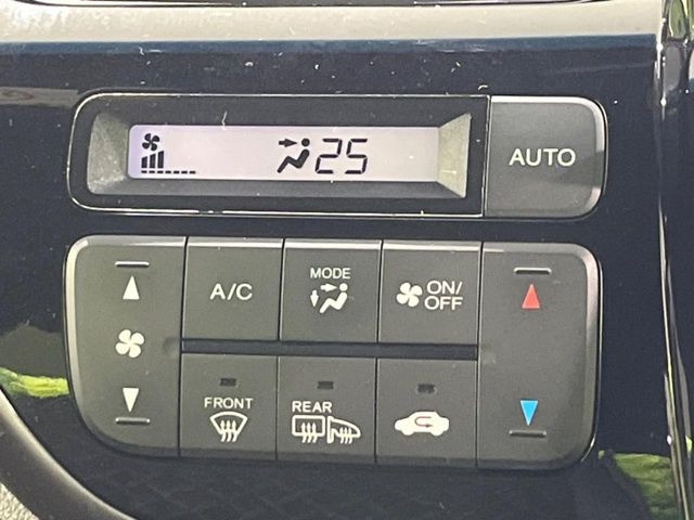 【オートエアコン】一度お好みの温度に設定すれば、車内の温度を検知し風量や温度を自動で調整。暑い…寒い…と何度もスイッチ操作をする必要はありません。快適な車内空間には必須の機能ですね♪