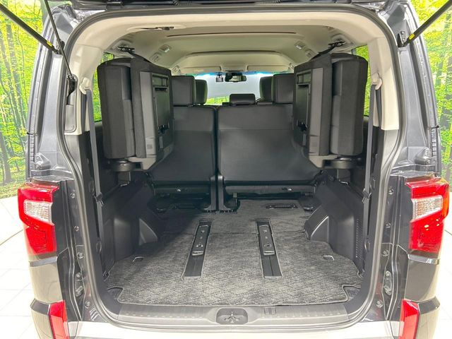 後席を格納すると、これだけの広さが!シーンに合わせたシートアレンジで、大きな荷物も積むことが出来ます♪