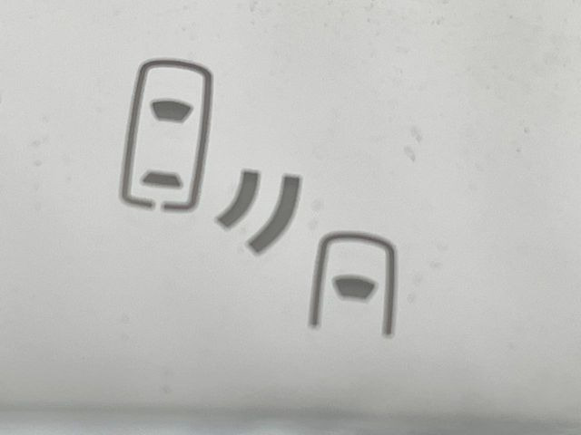 【ブラインドスポットモニター】走行中、ドアミラーの死角になりやすい箇所に後続車が接近するとサイドミラーのレンズに警告を表示!ドライバーに注意喚起をしてくれます。