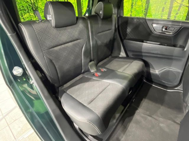 後部座席も気になるようなキズ・汚れやへたり等、大きなダメージはなく、良好な状態です。