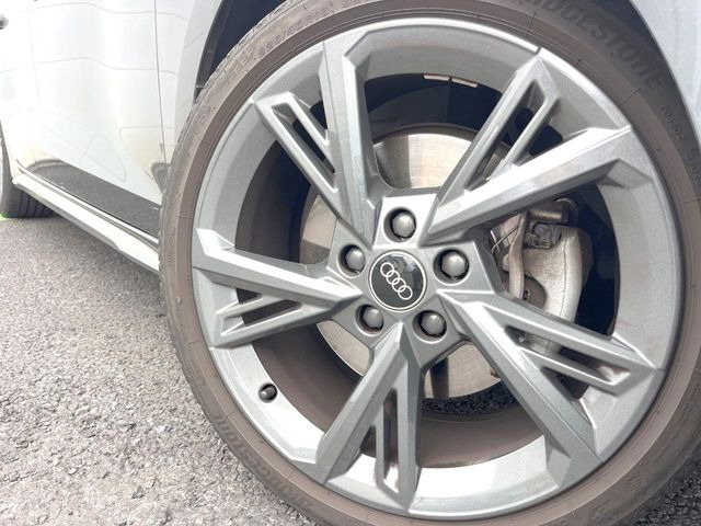 ●純正18インチアルミホイール:輸入車ならではの卓越した走りを支えるホイールと足回りです!日本車の走りに慣れている方にもぜひ体感して頂きたいほど、高いレベルでまとまっています!